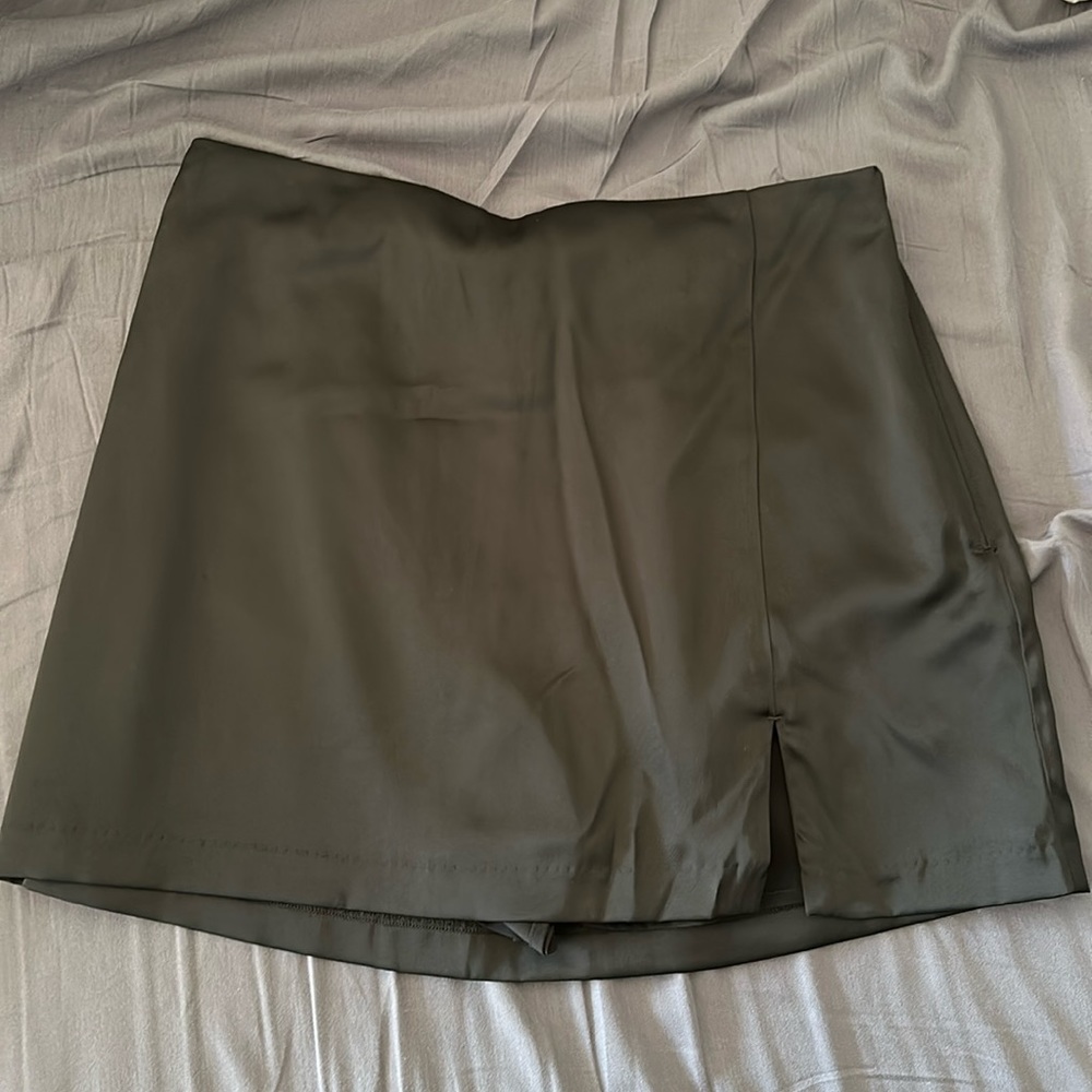 NWOT ABERCROMBIE & FITCH SATIN SKORT WITH SLIT